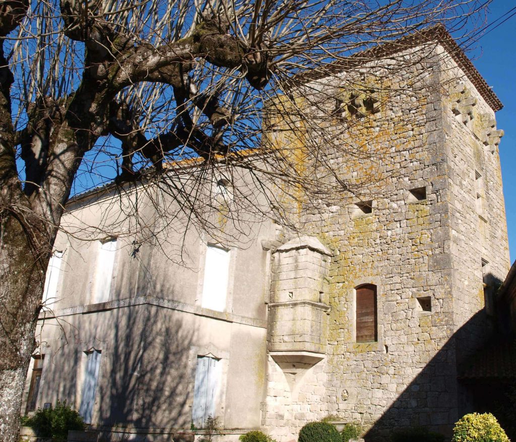 La tour vue depuis le "placier", ancienne cour du château. A gauche le presbytère et entre les deux l'étroite échauguette.